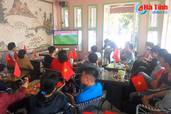 Người hâm mộ Hà Tĩnh hứng khởi cổ vũ U23 Việt Nam