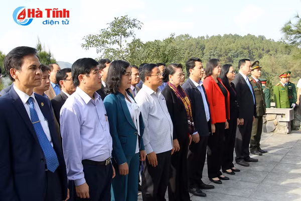 chu tich quoc hoi doi song nguoi dan ngay cang kham kha tinh lang nghia xom gan bo keo son