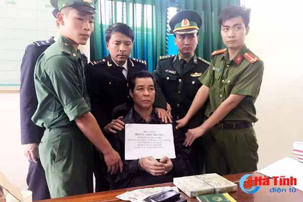 xach 2 banh heroin tu lao ve viet nam de lay 30 trieu dong tien cong