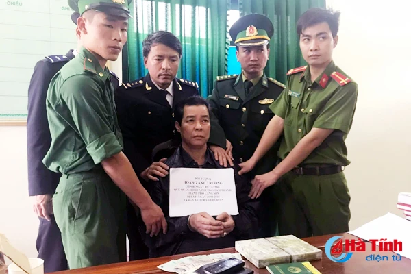 xach 2 banh heroin tu lao ve viet nam de lay 30 trieu dong tien cong