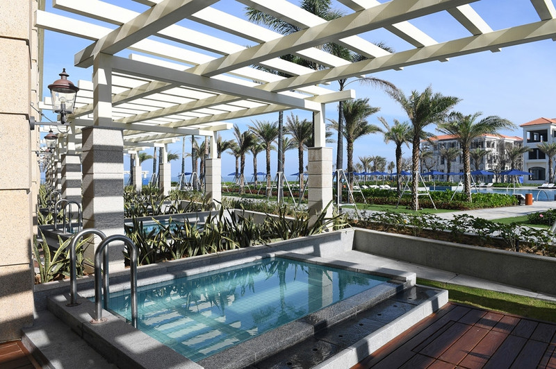 Với các căn phòng suite nằm ở tầng 1 hai khu khách sạn, khách sẽ có thêm trải nghiệm thả mình nghỉ ngơi ngắm trời mây ở những bể bơi nhỏ nằm bên ngoài ban công mang lại sự riêng tư nhất định. Đây cũng là lựa chọn hợp lý cho các gia đình có trẻ em. khu nghi duong dau tien tai dong nam a dat chuan sheraton grand resort