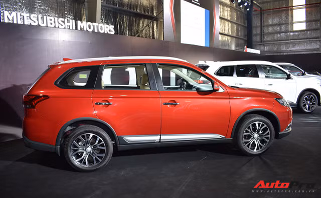 chi tiet mitsubishi outlander lap rap trong nuoc gia tu 808 trieu dong