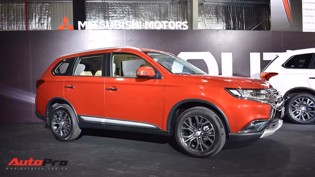 chi tiet mitsubishi outlander lap rap trong nuoc gia tu 808 trieu dong