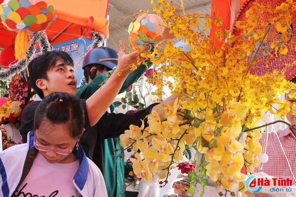 ron rang hoi cho xuan giup ban ngheo vui tet