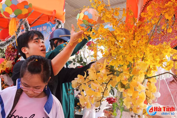 ron rang hoi cho xuan giup ban ngheo vui tet