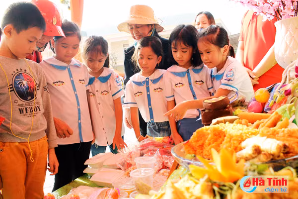 ron rang hoi cho xuan giup ban ngheo vui tet