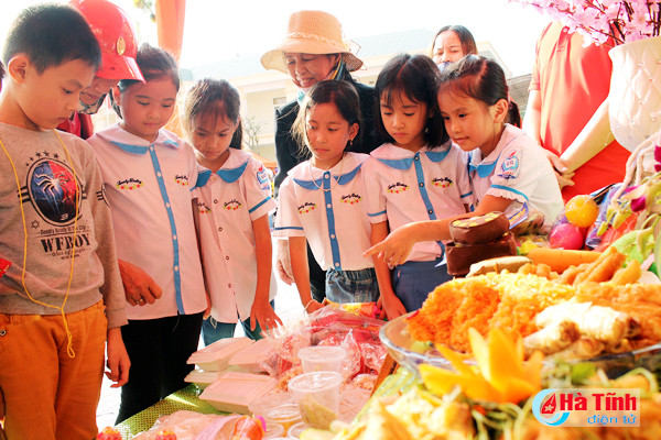 ron rang hoi cho xuan giup ban ngheo vui tet