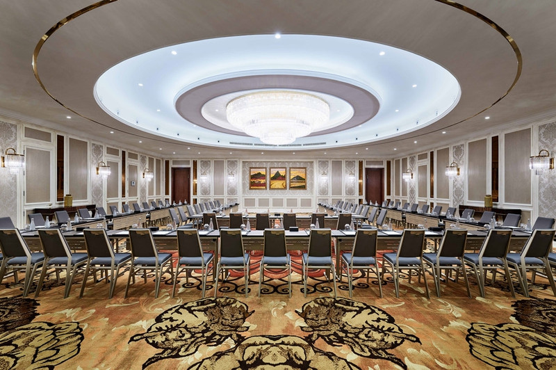 Đặc biệt trong dịp APEC đó là tòa nhà hội nghị cao 2 tầng trên tổng diện tích mặt bằng 3.200m 2 với ballroom khổng lồ là nơi phục vụ sự kiện Gala Dinner cho 21 lãnh đạo cấp cao và hơn 1.000 đại biểu tham dự sự kiện này. khu nghi duong dau tien tai dong nam a dat chuan sheraton grand resort