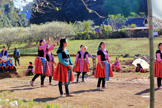 den moc chau ngam man no trang troi