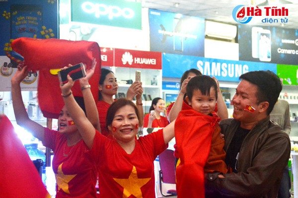 nguoi dan ha tinh xuong duong mung chien thang lich su cua u23 viet nam