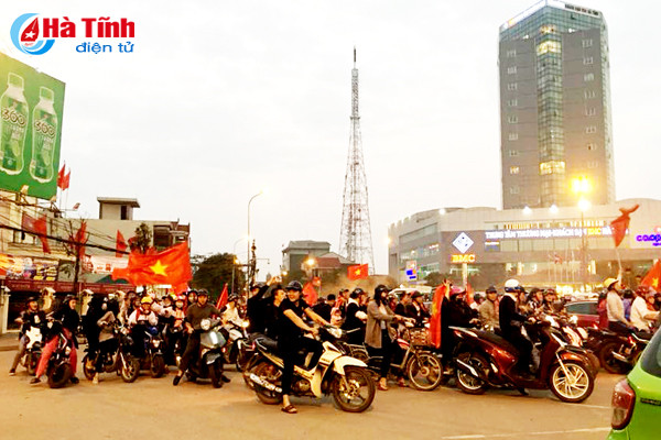 nguoi dan ha tinh xuong duong mung chien thang lich su cua u23 viet nam