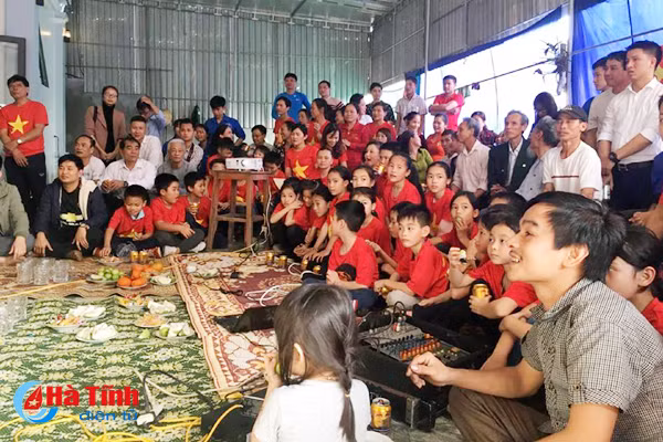 Người hâm mộ Hà Tĩnh hứng khởi cổ vũ U23 Việt Nam