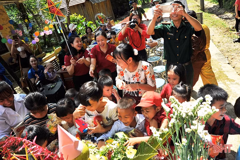 Trẻ em dân tộc Chứt ở Bản Giàng 2 rộn ràng vui đón trung thu