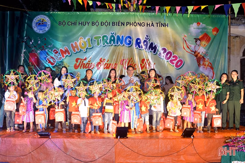 “Đêm hội trăng rằm, thắp sáng ước mơ” cho trẻ em dân tộc Chứt ở bản Rào Tre