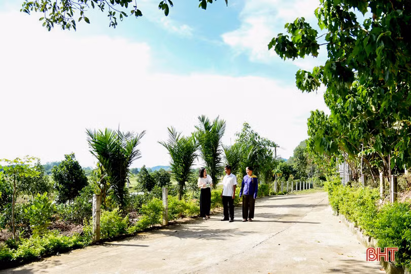 Thăm khu dân cư kiểu mẫu dưới chân dãy núi Thiên Nhẫn