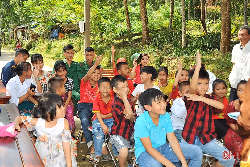 Trẻ em dân tộc Chứt ở Bản Giàng 2 rộn ràng vui đón trung thu