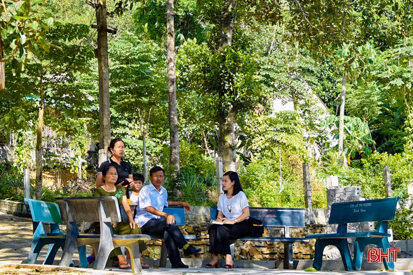 Thăm khu dân cư kiểu mẫu dưới chân dãy núi Thiên Nhẫn