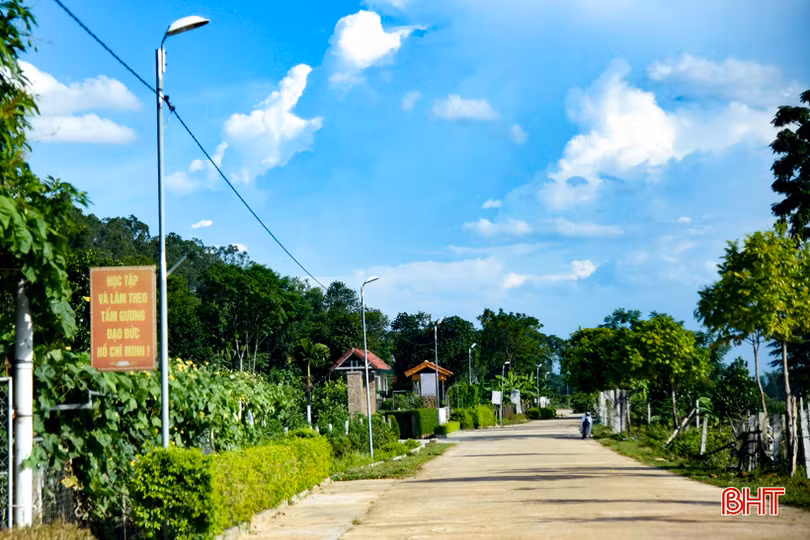 Thăm khu dân cư kiểu mẫu dưới chân dãy núi Thiên Nhẫn