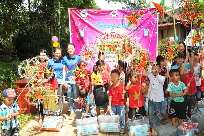 Trẻ em dân tộc Chứt ở Bản Giàng 2 rộn ràng vui đón trung thu