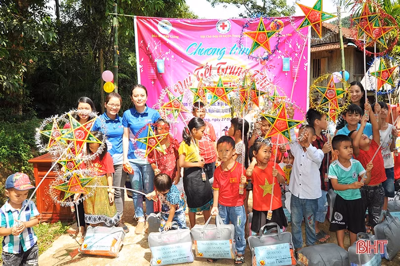 Trẻ em dân tộc Chứt ở Bản Giàng 2 rộn ràng vui đón trung thu