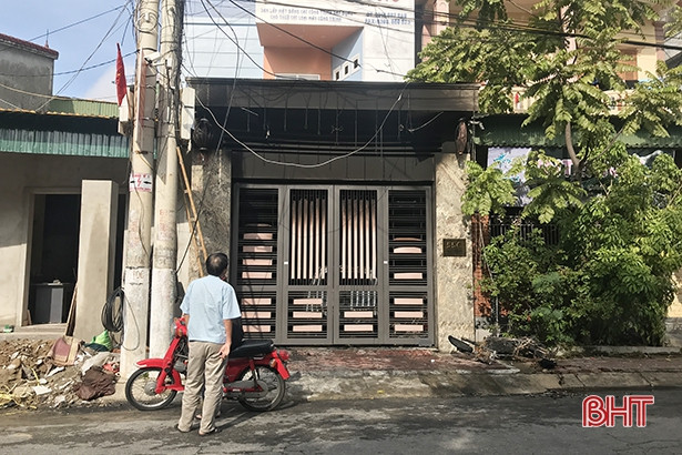 Chập điện khi sạc xe máy điện thiêu rụi cả ô tô