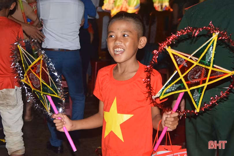 “Đêm hội trăng rằm, thắp sáng ước mơ” cho trẻ em dân tộc Chứt ở bản Rào Tre