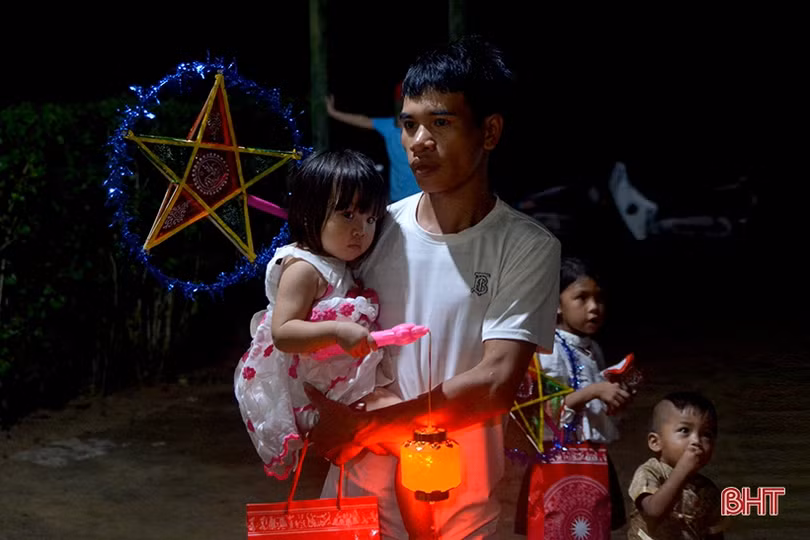 “Đêm hội trăng rằm, thắp sáng ước mơ” cho trẻ em dân tộc Chứt ở bản Rào Tre