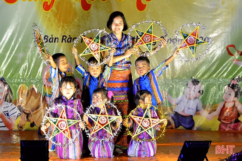 “Đêm hội trăng rằm, thắp sáng ước mơ” cho trẻ em dân tộc Chứt ở bản Rào Tre