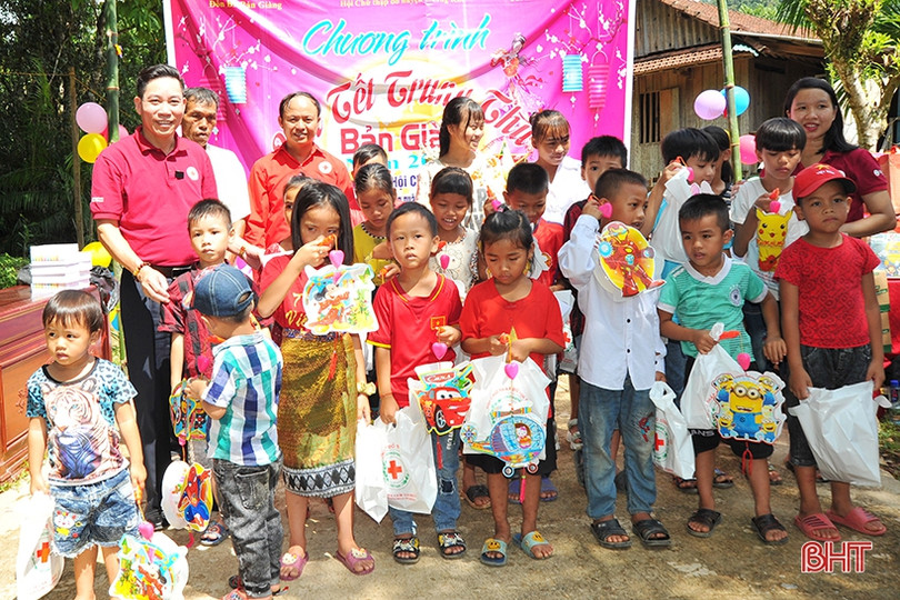 Trẻ em dân tộc Chứt ở Bản Giàng 2 rộn ràng vui đón trung thu