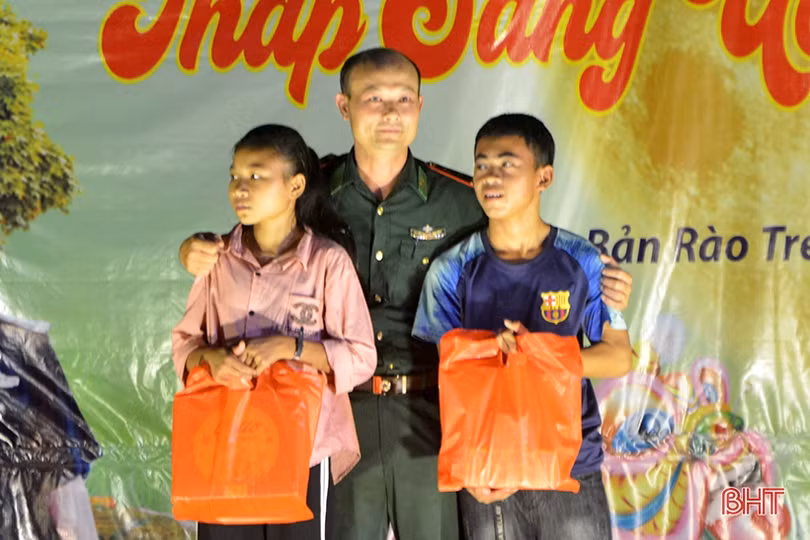 “Đêm hội trăng rằm, thắp sáng ước mơ” cho trẻ em dân tộc Chứt ở bản Rào Tre