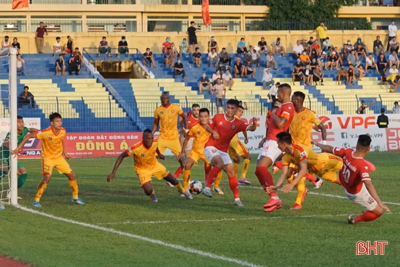 Hồng Lĩnh Hà Tĩnh ngược dòng đánh bại đội bóng xứ Thanh