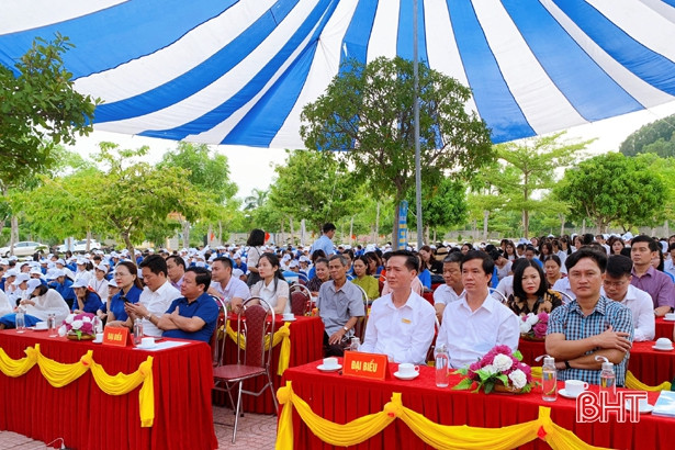 Học sinh Cẩm Xuyên tham dự triển lãm về Hoàng Sa – Trường Sa