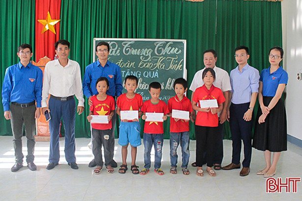 Chi đoàn Báo Hà Tĩnh tặng 20 suất quà cho trẻ em nghèo vui Tết Trung thu