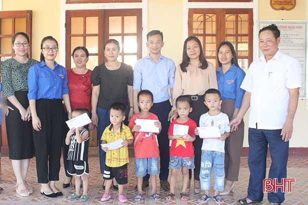 Chi đoàn Báo Hà Tĩnh tặng 20 suất quà cho trẻ em nghèo vui Tết Trung thu