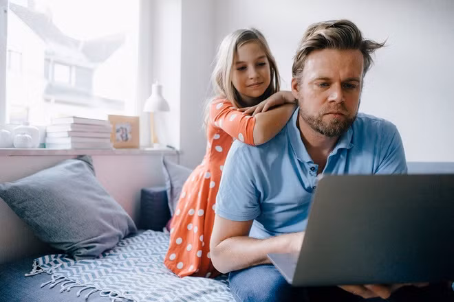 Phụ huynh cần làm gì để con không xem livestream nói tục, phản cảm