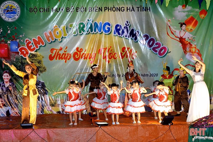 “Đêm hội trăng rằm, thắp sáng ước mơ” cho trẻ em dân tộc Chứt ở bản Rào Tre