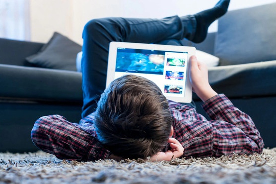 Phụ huynh cần làm gì để con không xem livestream nói tục, phản cảm