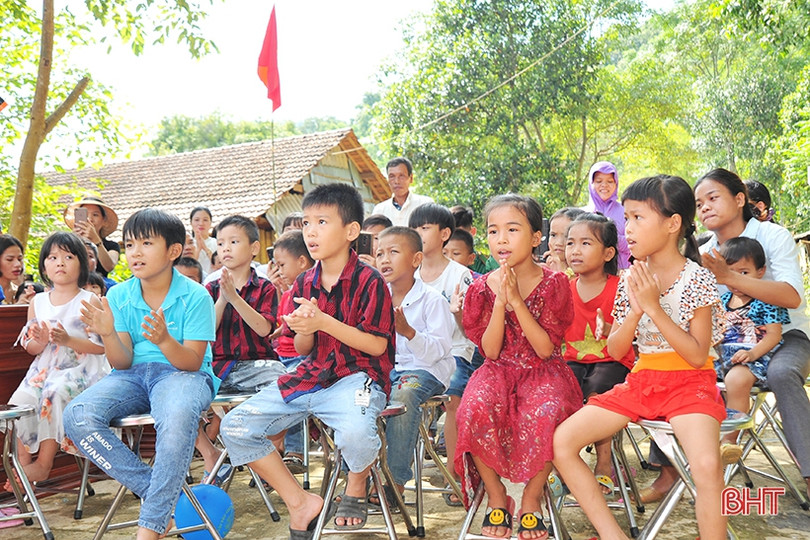 Trẻ em dân tộc Chứt ở Bản Giàng 2 rộn ràng vui đón trung thu