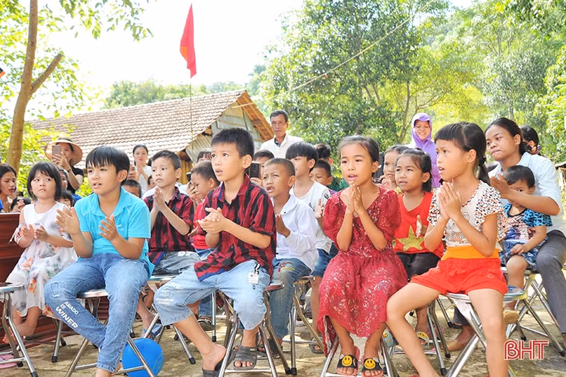 Trẻ em dân tộc Chứt ở Bản Giàng 2 rộn ràng vui đón trung thu