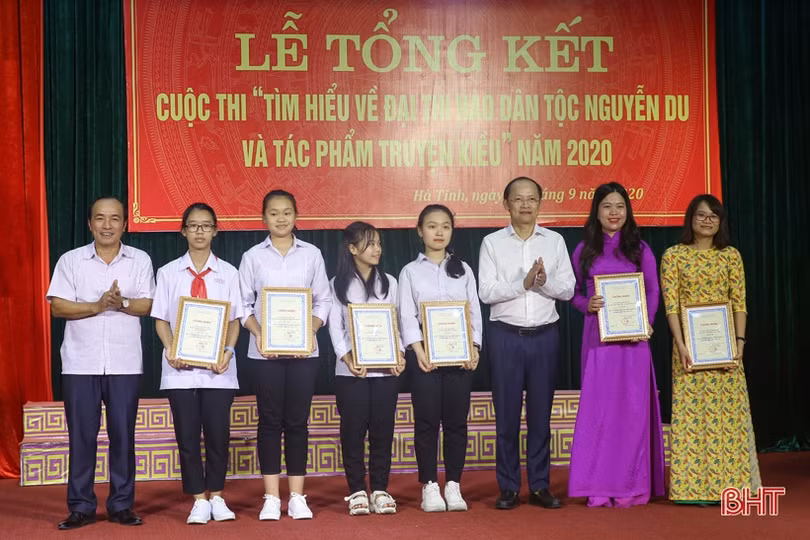 Trao thưởng cho 56 tập thể, cá nhân đạt giải cuộc thi tìm hiểu về Nguyễn Du và Truyện Kiều