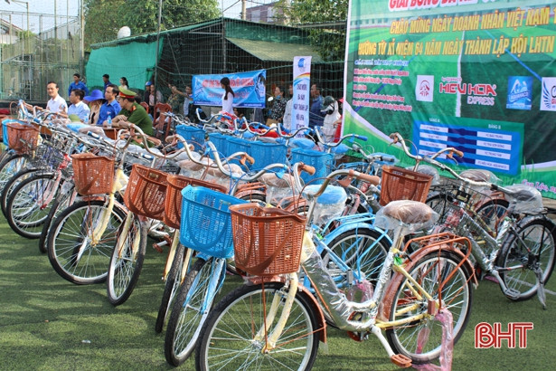Tặng 25 xe đạp cho học sinh nghèo Can Lộc tại giải bóng đá từ thiện