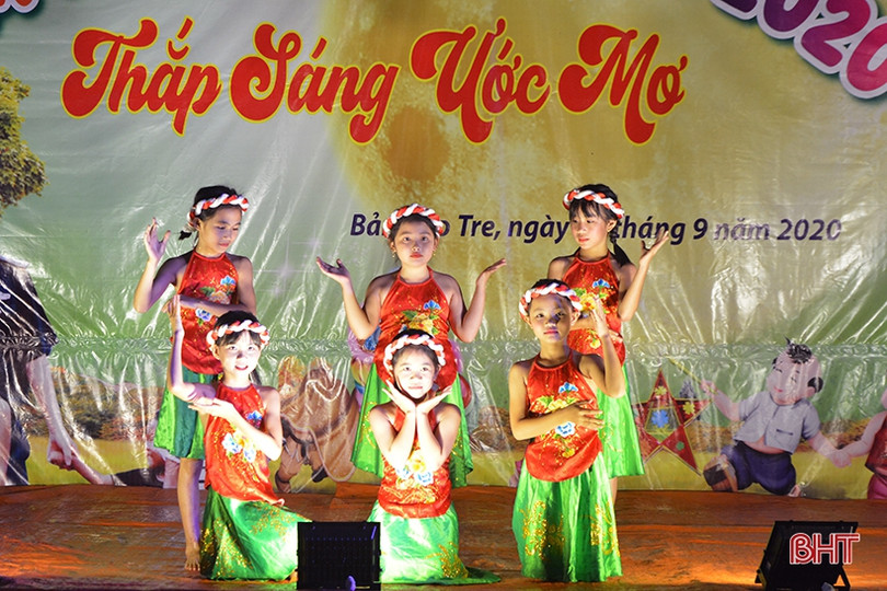 “Đêm hội trăng rằm, thắp sáng ước mơ” cho trẻ em dân tộc Chứt ở bản Rào Tre