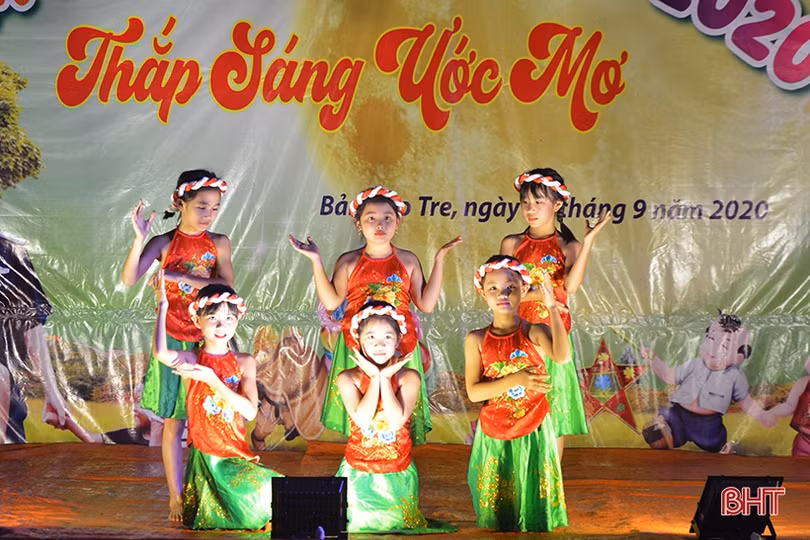 “Đêm hội trăng rằm, thắp sáng ước mơ” cho trẻ em dân tộc Chứt ở bản Rào Tre