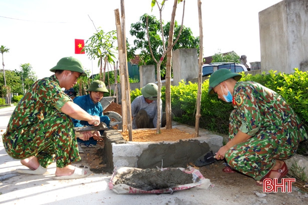 Ngày nghỉ, bộ đội về làng giúp người dân Hà Tĩnh xây dựng nông thôn mới