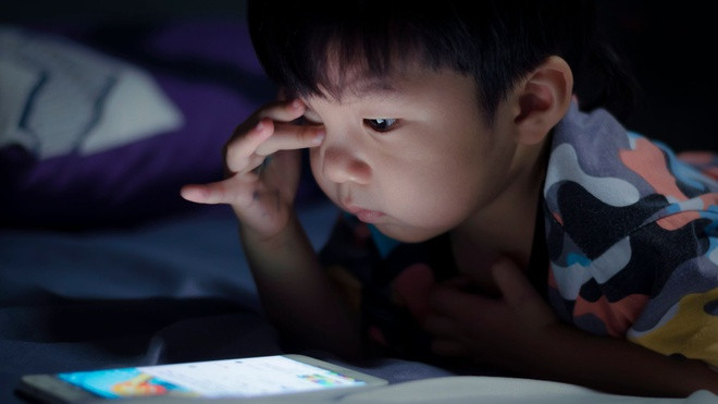 Phụ huynh cần làm gì để con không xem livestream nói tục, phản cảm