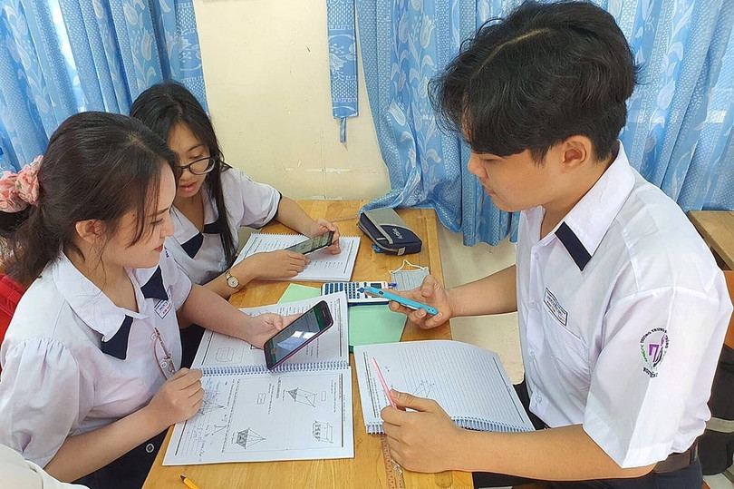 Chỉ nên cho học sinh THPT dùng điện thoại trong giờ học