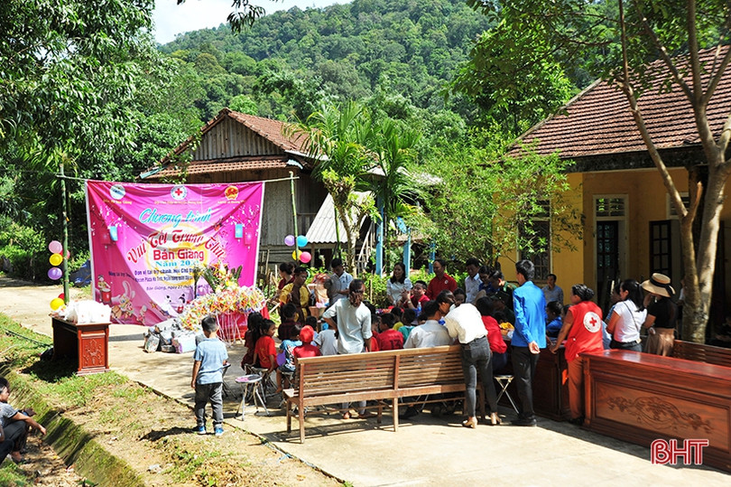 Trẻ em dân tộc Chứt ở Bản Giàng 2 rộn ràng vui đón trung thu