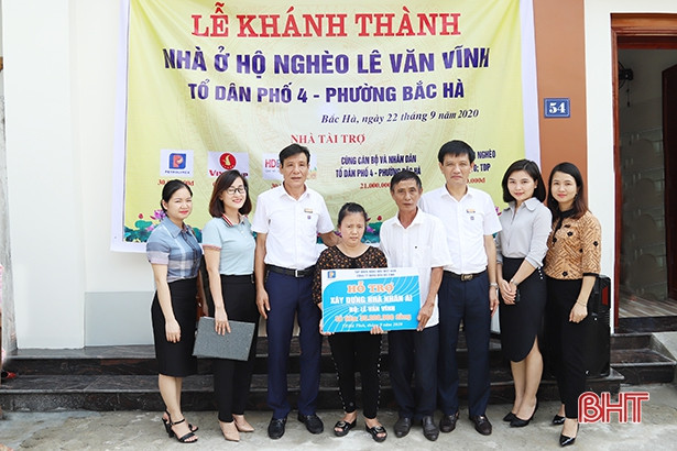 Bàn giao nhà cho hộ nghèo ở thành phố Hà Tĩnh