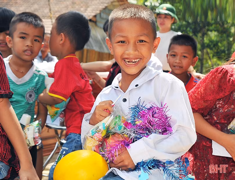 Trẻ em dân tộc Chứt ở Bản Giàng 2 rộn ràng vui đón trung thu