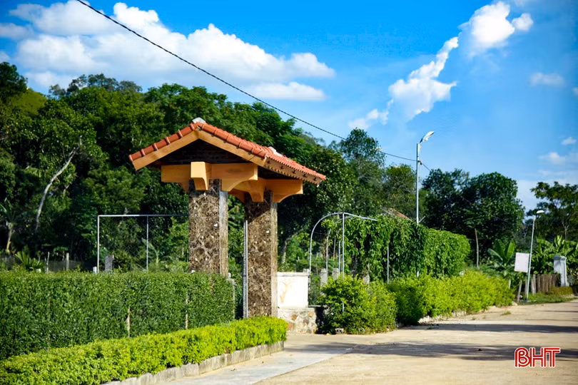 Thăm khu dân cư kiểu mẫu dưới chân dãy núi Thiên Nhẫn